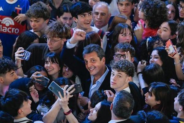 Massa instó a los jóvenes "que se animen a ser rebeldes defendiendo lo que está bien"