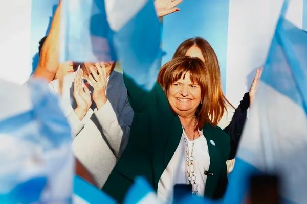 Junto a Macri y en Lomas, Patricia Bullrich cerró su campaña pegándole a Milei