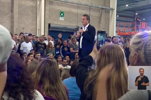 Massa cerró la campaña junto a trabajadores en una fábrica: "El domingo definimos si amamos nuestra bandera o no"