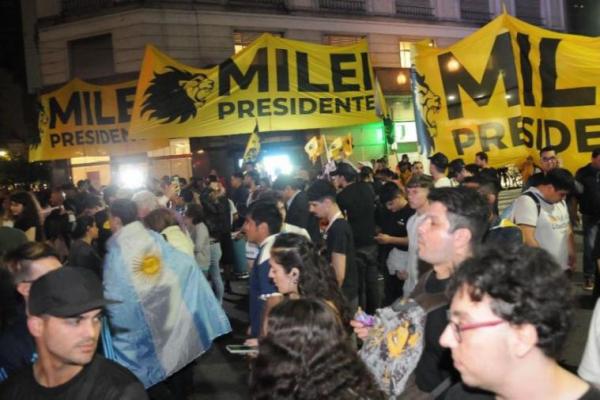 Militancia paga en el búnker de Javier Milei: cuánto cobraron los militantes libetarios