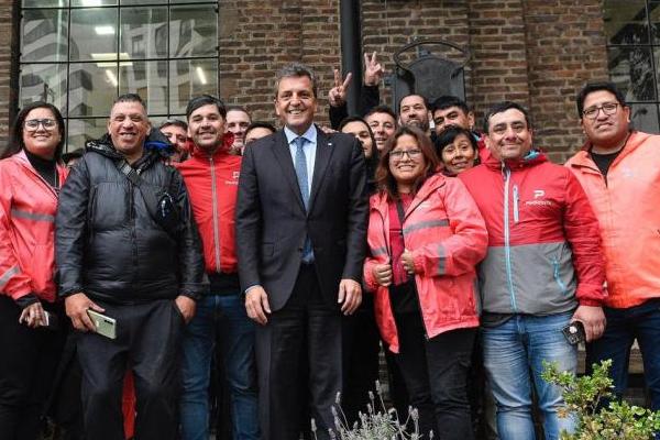 Encuentro de Sergio Massa y jovenes deliverys para mejorar las condiciones en el sector
