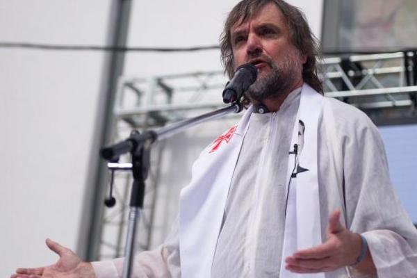 Contundente mensaje del padre Pepe: "Ningún hombre de fe puede votar una propuesta inhumana como la de Milei"