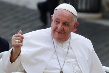 El papa Francisco dio su bendición a gays y trans a ser padrinos y testigos de bodas y bautismos