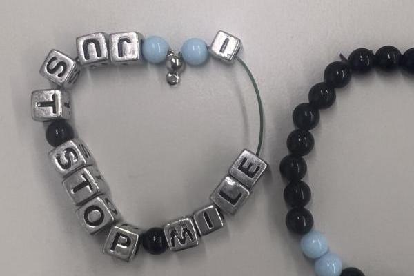 "I Just Stop Milei": las swifties argentinas unen sus fuerzas con pulseras anti-Milei