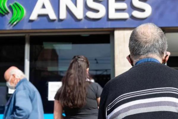 Los jubilados recibirán un refuerzo de $55.000 en diciembre y la mínima llegará a los $160.700