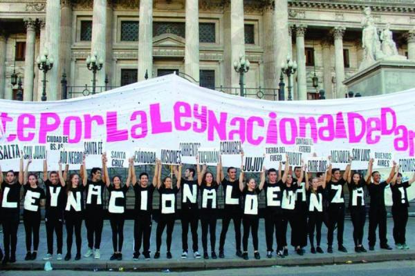 Tras el avance de la Ley Nacional de Danza en Diputados, trabajadores de la danza se manifiestan en contra de Milei