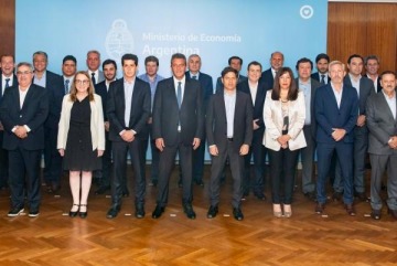 Massa garantizó el pago de salarios y aguinaldos tras la reunión con gobernadores de todas las fuerzas