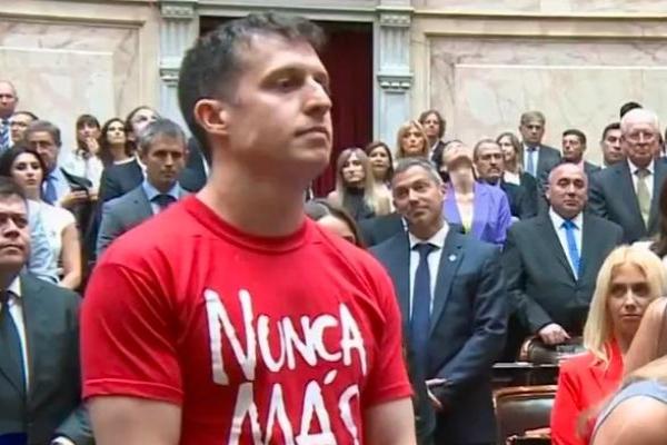 El diputado Juan Marino juró "contra la motosierra"