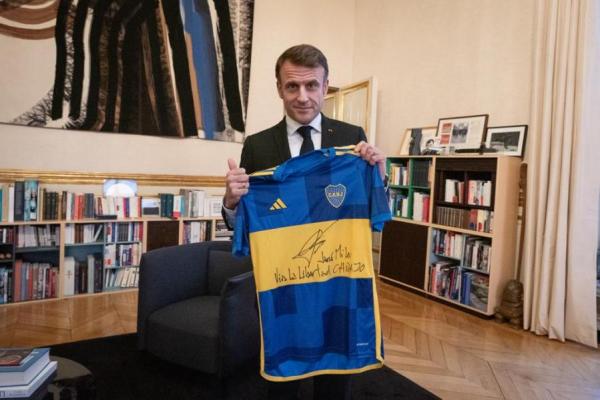 "Viva la libertad carajo": Macron posó con la camiseta de Boca firmada por Milei