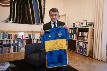 "Viva la libertad carajo": Macron posó con la camiseta de Boca firmada por Milei 