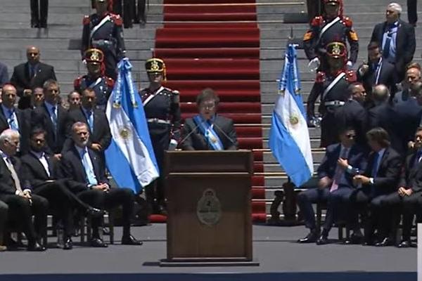 "La única alternativa posible es el ajuste y el shock", subrayó Milei desde las escalinatas del Congreso