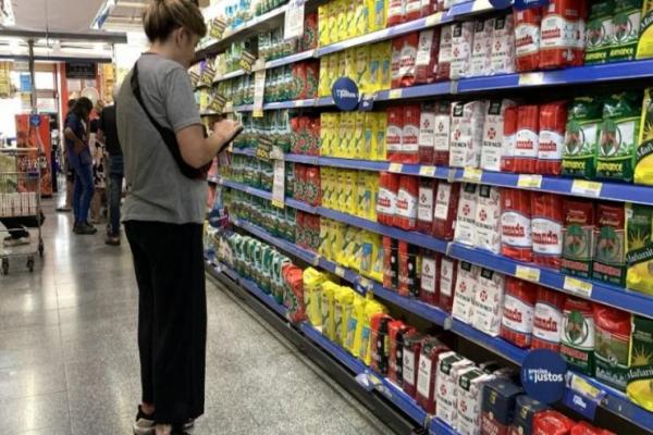 En plena escalada de inflación, el Gobierno derogará las leyes de Abastecimiento y de Góndolas y anularía multas