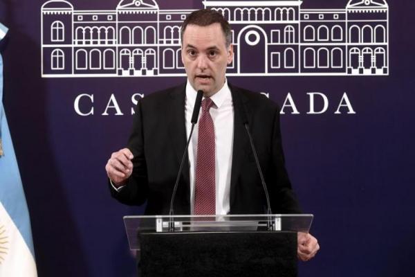 El Gobierno anunció la venta de dos aviones de YPF y la reducción al 50% de choferes de la administración pública