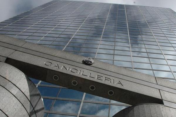 "Comenzó la purga diplomática": Diana Mondino retiró a embajadores que había designado Santiago Cafiero