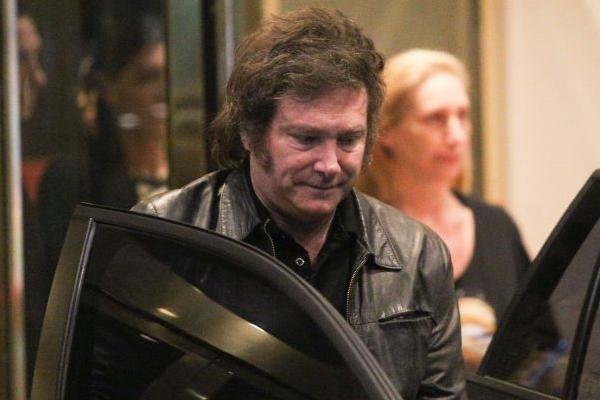 Milei viajó a Bahía Blanca junto a ministros y personal médico tras el fuerte temporal que dejó 13 muertos