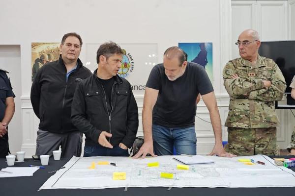 Temporal en Bahía Blanca: Kicillof arribó a la ciudad bonaerense y participó del Comité de Crisis