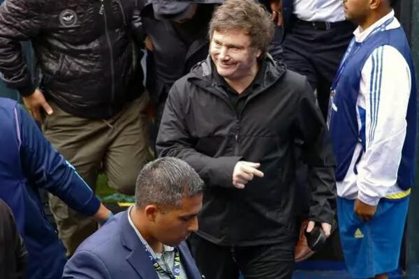 Elecciones en Boca Juniors: Milei votó en La Bombonera en medio de abucheos de los hinchas