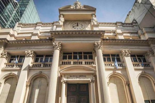 El Banco Central bajó la tasa de interés de plazos fijos al 110% y dejará de emitir Leliqs