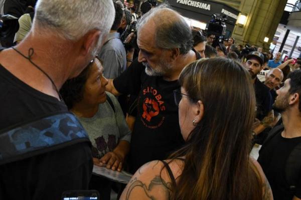 Tensión en la primera marcha contra Milei: el Polo Obrero marcha por la calle y policías motorizados rodearon a Belliboni y manifestantes