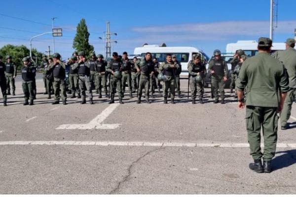 Bullrich posteó una foto que muestra el despúes de un operativo en Neuquén