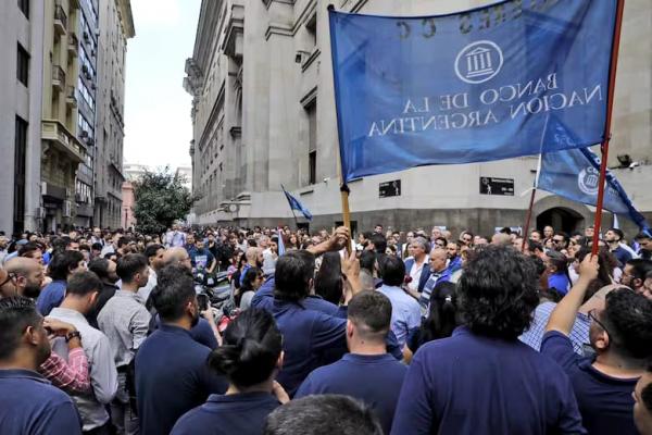 Tras el DNU de Milei, trabajadores del Banco Nación reclamaron frente a Casa Rosada contra la privatización de la entidad