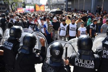 Marcha hoy en CABA: ollas populares, asambleas y protestas contra el DNU mientras Bullrich afila el protocolo