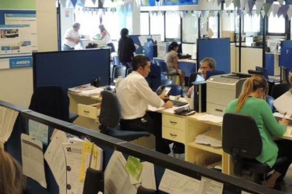 "Ómnibus" de Milei: echará a trabajadores estatales que no "reconviertan" sus funciones en un año