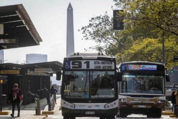 El Gobierno recibe a las empresas de colectivos tras la reducción de servicios y ante inminentes aumentos