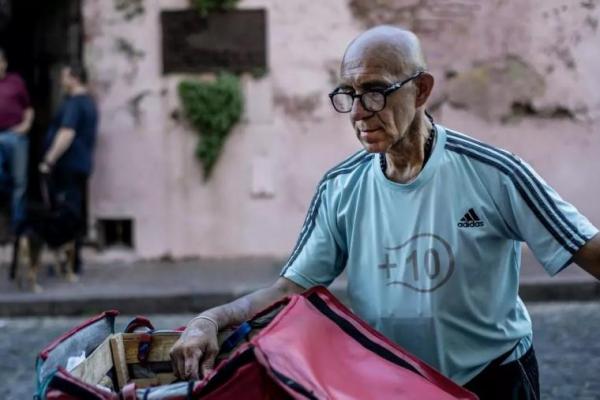 El tío de Milei que es delivery 24x7 y está por quedar en la calle: el sobrino le clavó el visto