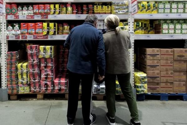 Se desplomó más de 10 puntos el consumo en el primer mes de Milei y temen caída de 50% en el verano