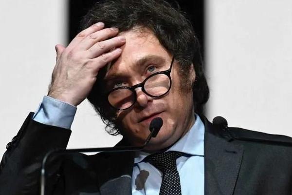 Milei tildó de "idiotas útiles" a la oposición y de "numerazo" al 30% de inflación