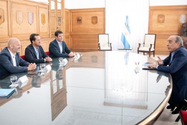 Francos defiende a multinaciones y pone de modelo de trabajo a las cadenas Starbucks y Burger King