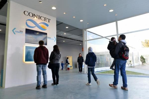 Trabajadores del Conicet realizaron un "ruidazo" en reclamo por despidos