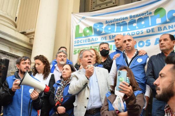 Bancarios adhieren al paro de la CGT, pero atenderán al público hasta el mediodía