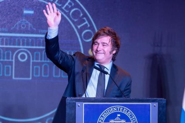 Tras el anuncio de Caputo, el Gobierno remarcó que habrá que "avanzar en el ajuste sobre la política"