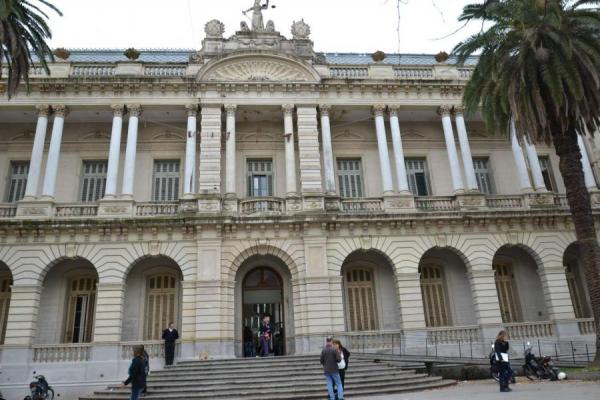 Las universidades retrasan el pago de sueldos por disposición del Banco Nación