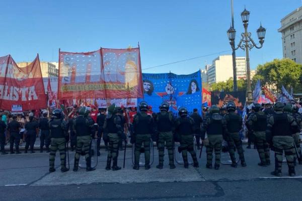 Tensión e incidentes en las afueras del Congreso: la Policía y Gendarmería avanzaron sobre los manifestantes