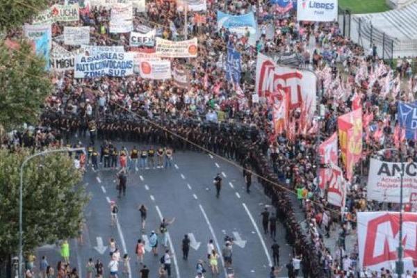 Policía Federal y Gendarmería reprimen a manifestantes en los alrededores del Congreso