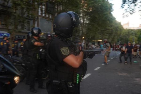 Por tercer día consecutivo, la Policía y Gendarmería reprimen a manifestantes