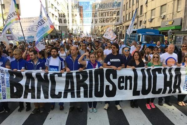 La Asociación Bancaria remarcó que "nada está definido" sobre la ley ómnibus