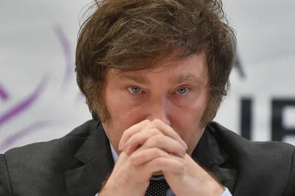 Encuesta y alarma para Milei: el 50% de los entrevistados está peor que en 2023 y el 40% gasta menos en comida