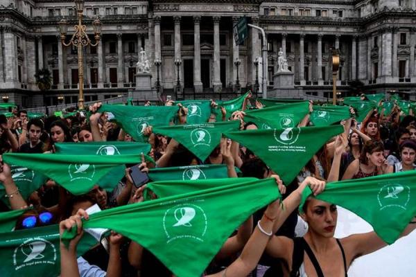 Diputados de Milei presentaron un proyecto para eliminar el aborto legal e instaurar penas de cárcel
