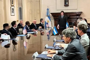Foto de Milei le manifestó al secretario de Estado de EEUU que "Argentina decidió volver al lado de la libertad"