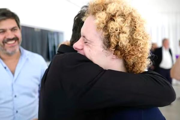 Kicillof se mostró junto a Nicolás Améndola, un destacado nadador con Síndrome de Down