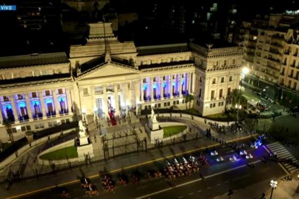 Mientras hablaba Milei, hubo cacerolazo y abucheos en la Plaza de Congreso