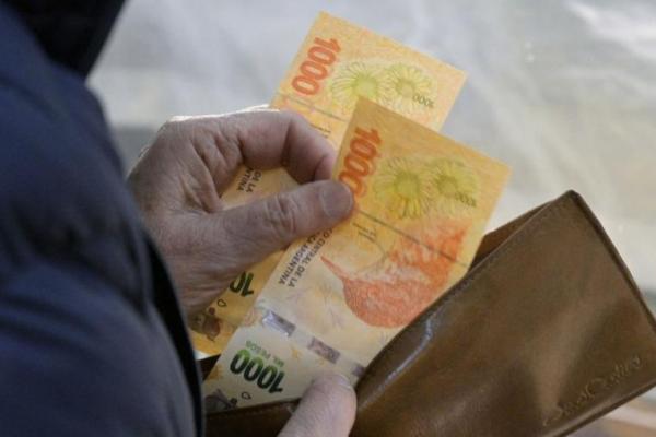 Los salarios tuvieron en enero la peor caída en 21 años y con Milei ya perdieron 20 puntos