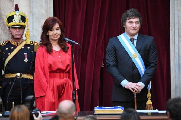 "Ay Presidente... admita, firmó, cobró y lo pescaron": El contragolpe de CFK a Milei