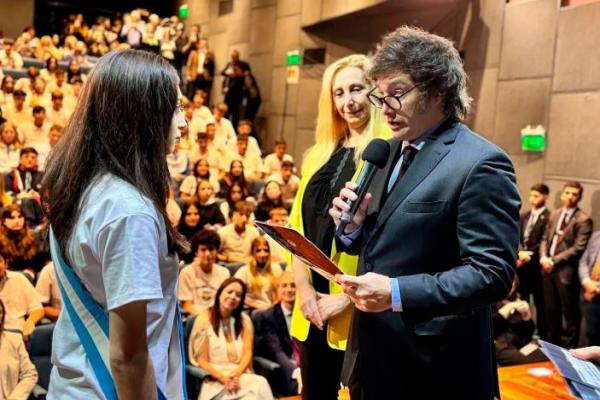 Milei dijo que ya funcionan los "vouchers" a colegios privados, pero lo desmintió su gobierno