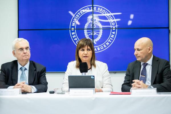 Bullrich presentó un nuevo reglamento para las Fuerzas Federales de Seguridad