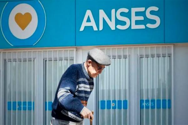 El Gobierno ajustará las jubilaciones por DNU en abril y sumará un bono de más del 10%